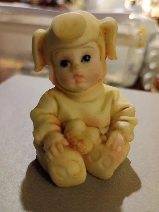 Boneca em resina- roupa porquinho 