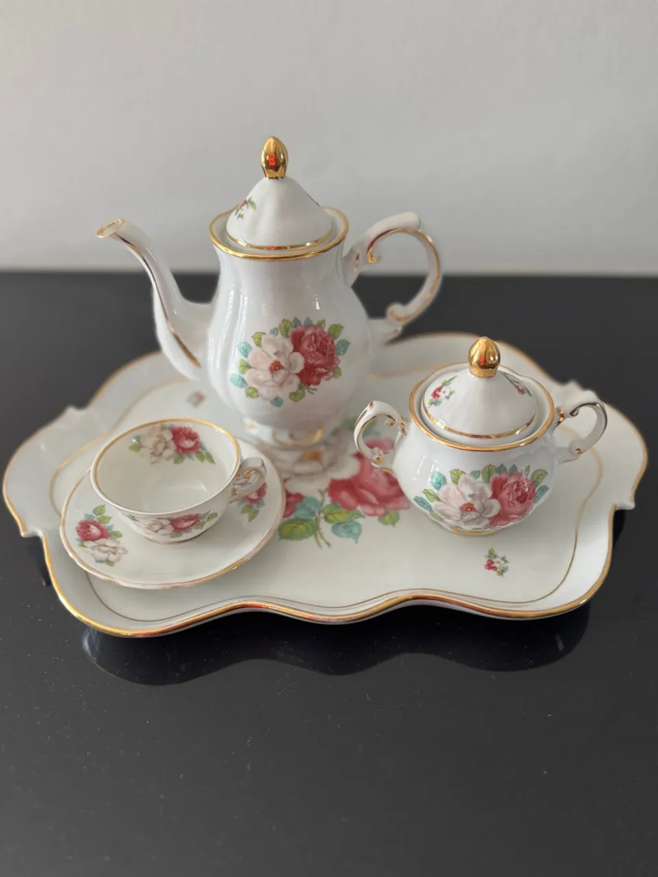 Conjunto de chá em porcelana com detalhes florais