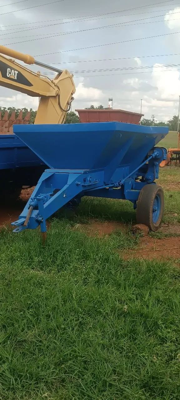 Carreta Distribuidora de calcáreo e Adubo