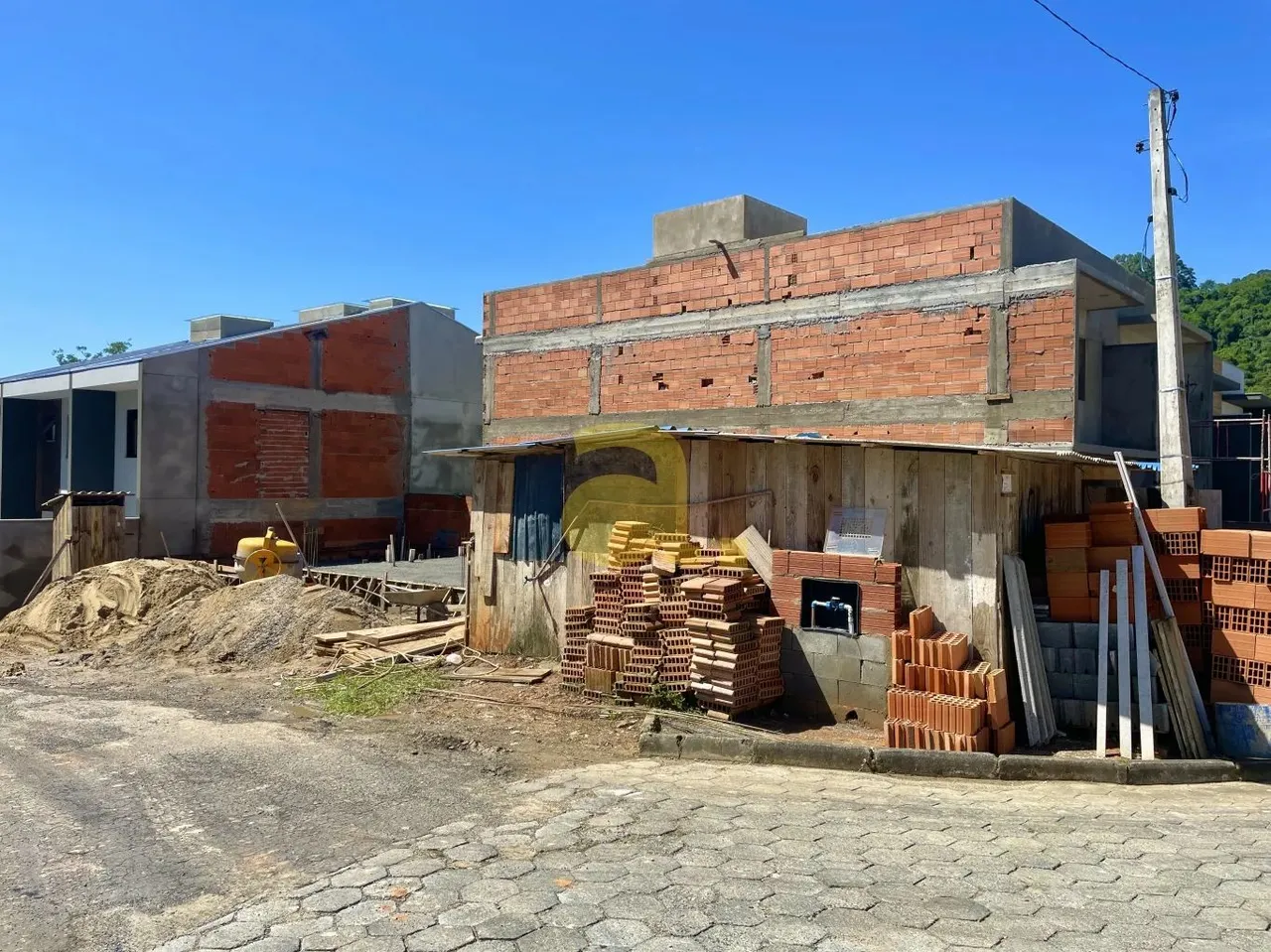 Lindo sobrado em construção na Velha em rua sem Saída