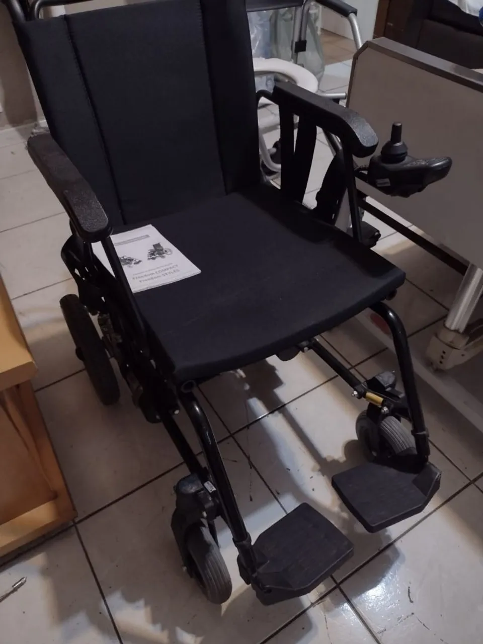 Cadeira de Rodas Elétrica (Mobiliário Hospitalar)