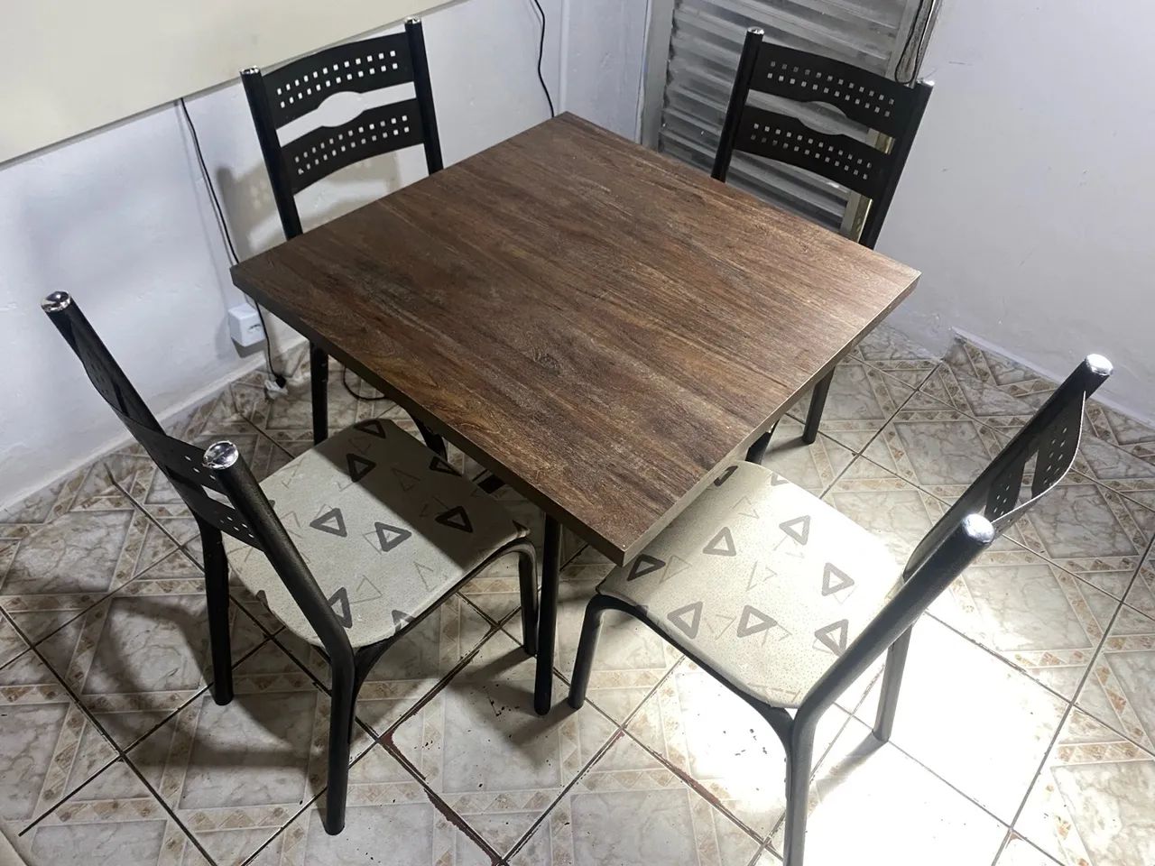 Mesa com 4 cadeiras entrego  - Foto 3