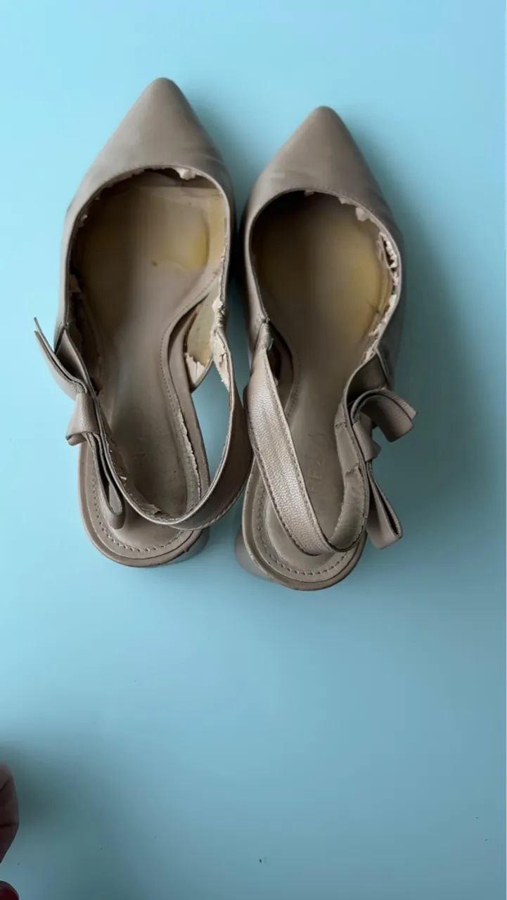 Sapatos Slingback Bege com Detalhe de Laço