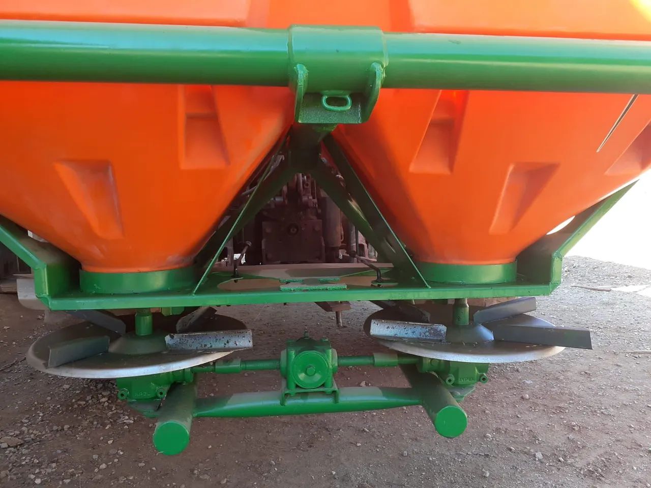 Distribuidor de fertilizantes e sementes STARA TORNADO 1300 - Foto 3