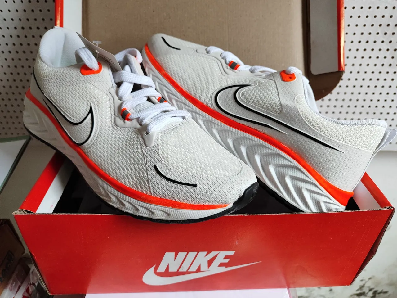 Tênis Nike Branco/Laranja - TAM 40