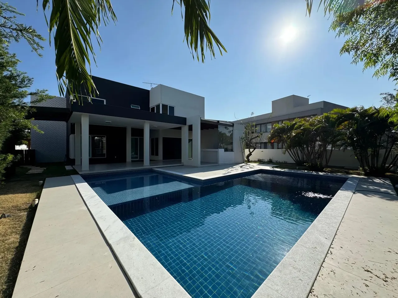 Casa para venda ou aluguel no condomínio Laguna com 490 m2, 4 suítes, home theater e pisc