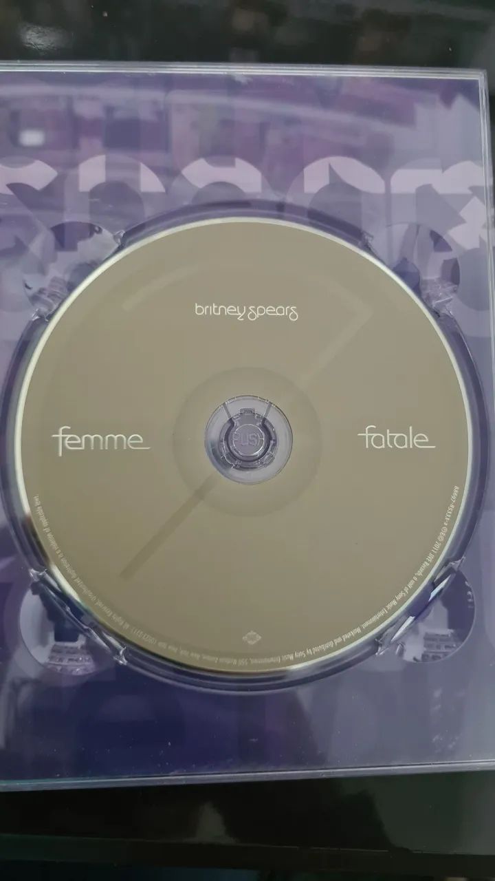 Britney Spears - Femme Fatale Tour (Target) leia o anúncio - Foto 5