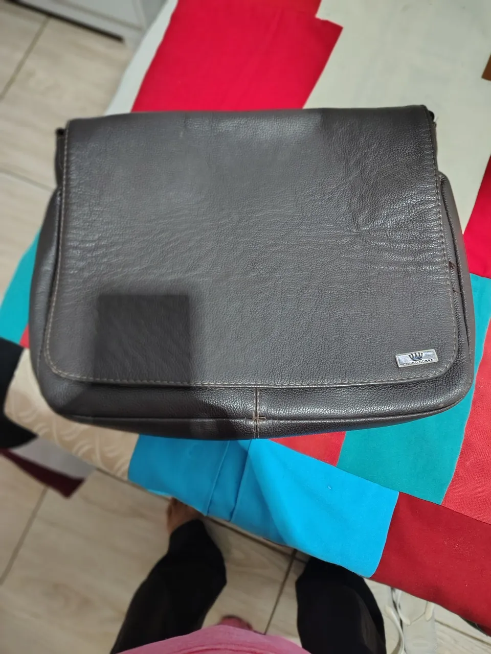 Bolsa de ombro marrom com design elegante