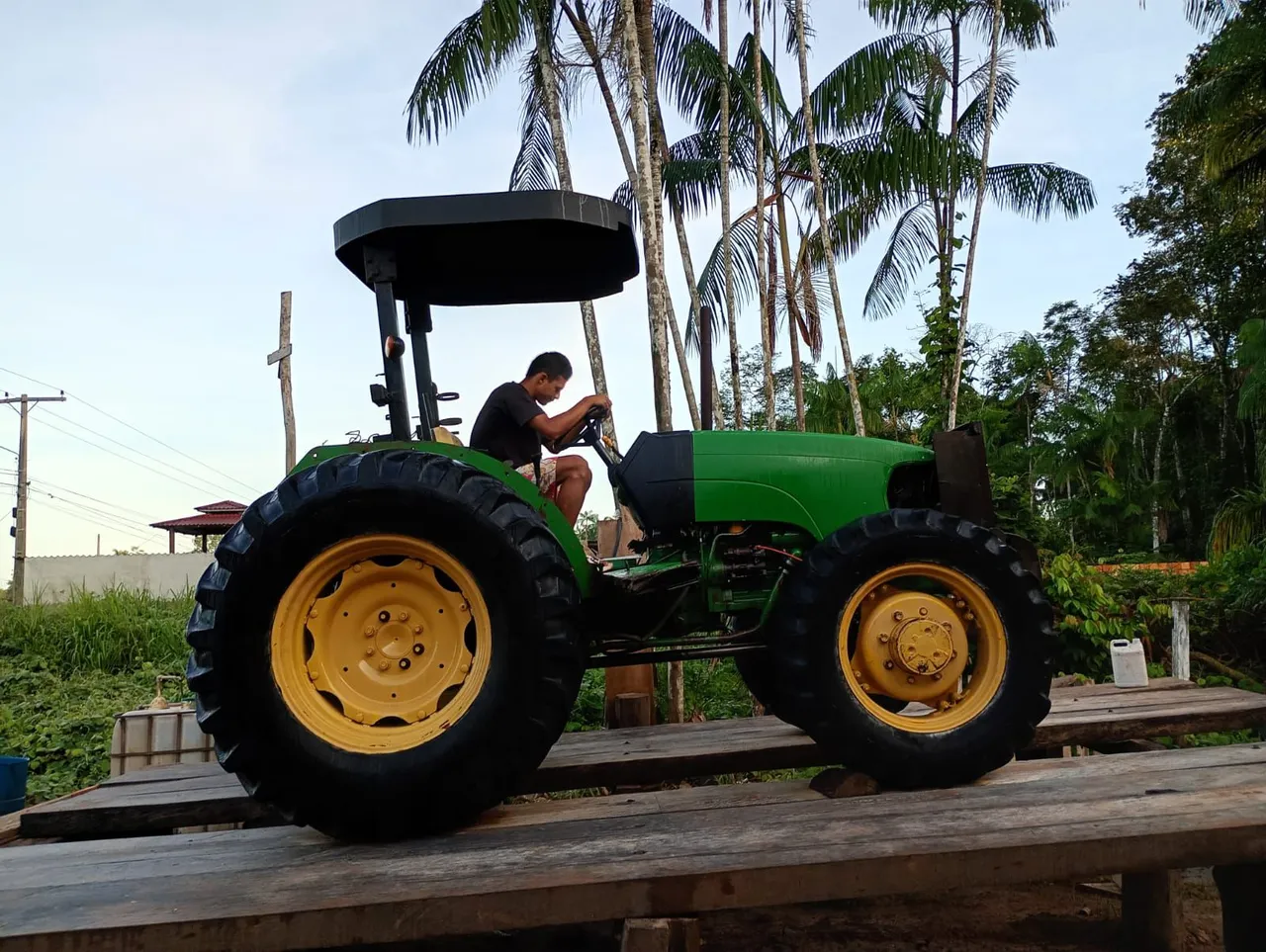 Trator Agrícola Jhon Deere