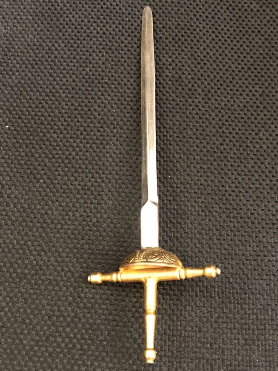 Lindo Abridor de Cartas no formato de espada florete - Em metal dourado com 16 cm - Foto 4