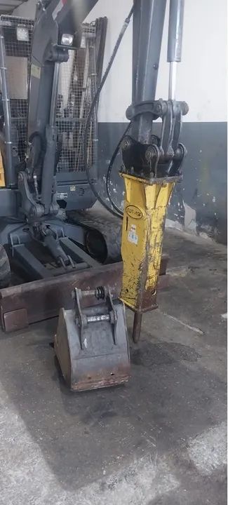 Mini escavadeira Volvo com martelo hidráulico - Foto 6