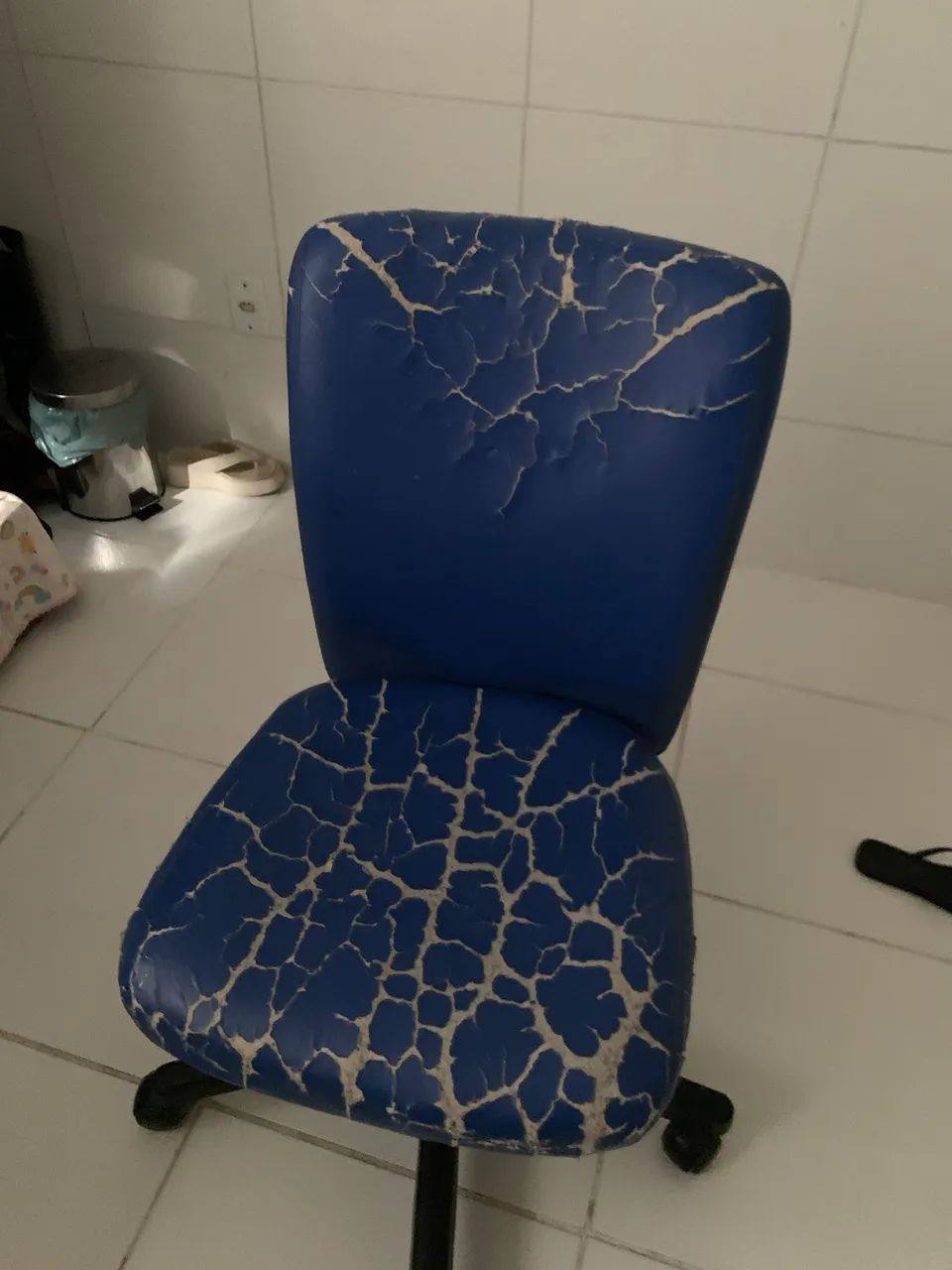 Cadeira com rodinha azul de couro com capa - Preço negociável  - Foto 3