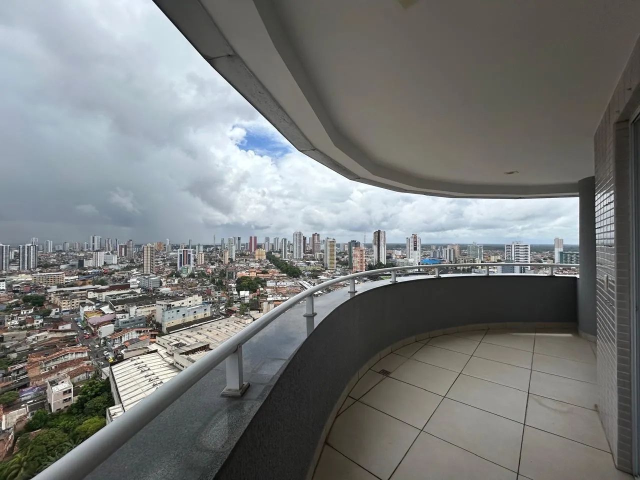 Ed Unique Studio, Semi-mobiliado à venda com 2/4, 70m2, andar alto 