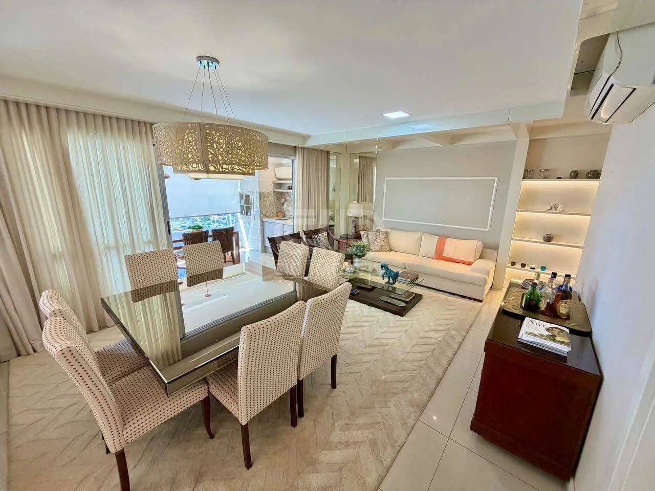 Apartamento mobiliado à venda no Edificio Le Champ