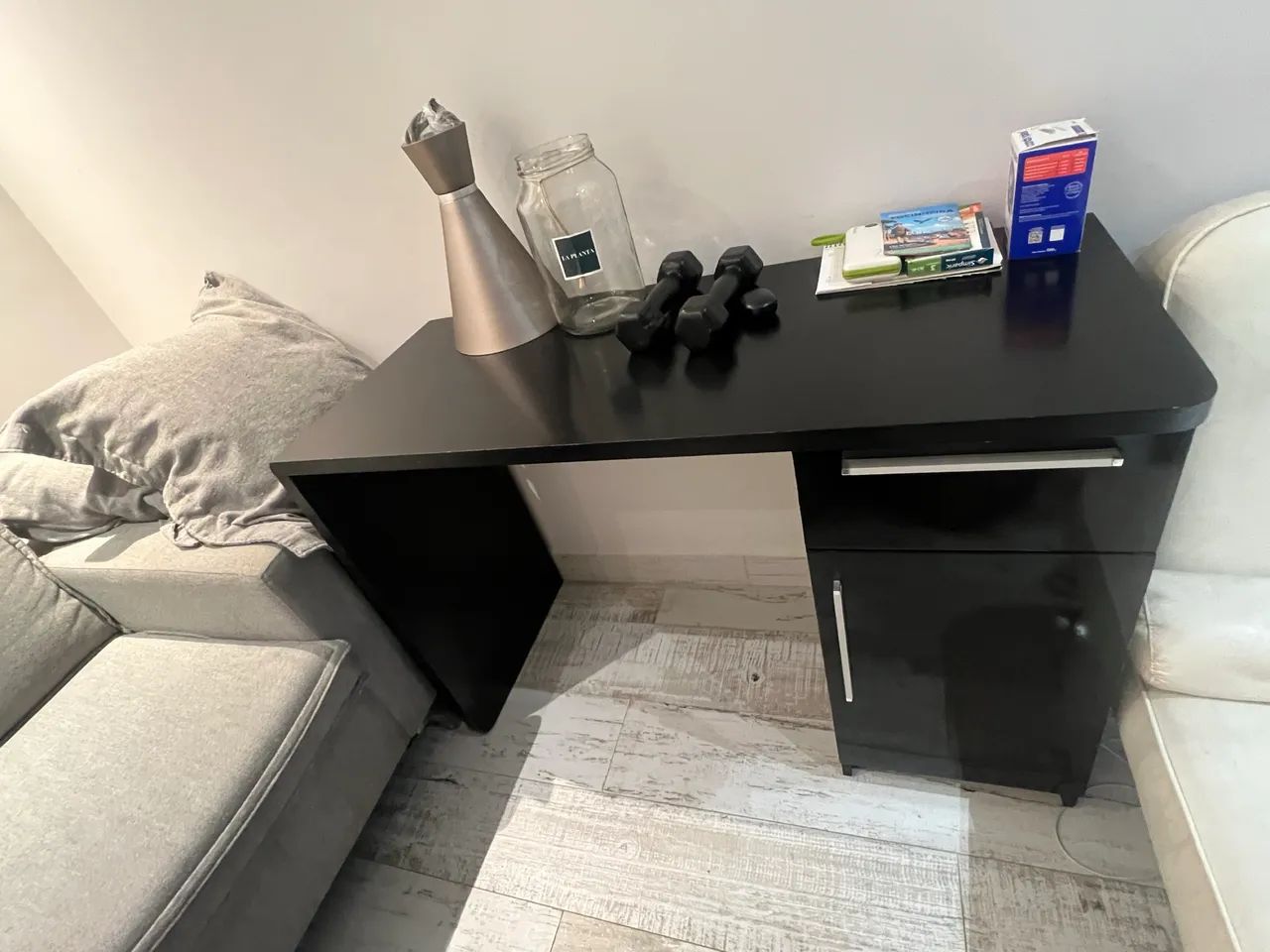 Mesa para computador com um armário e uma gaveta