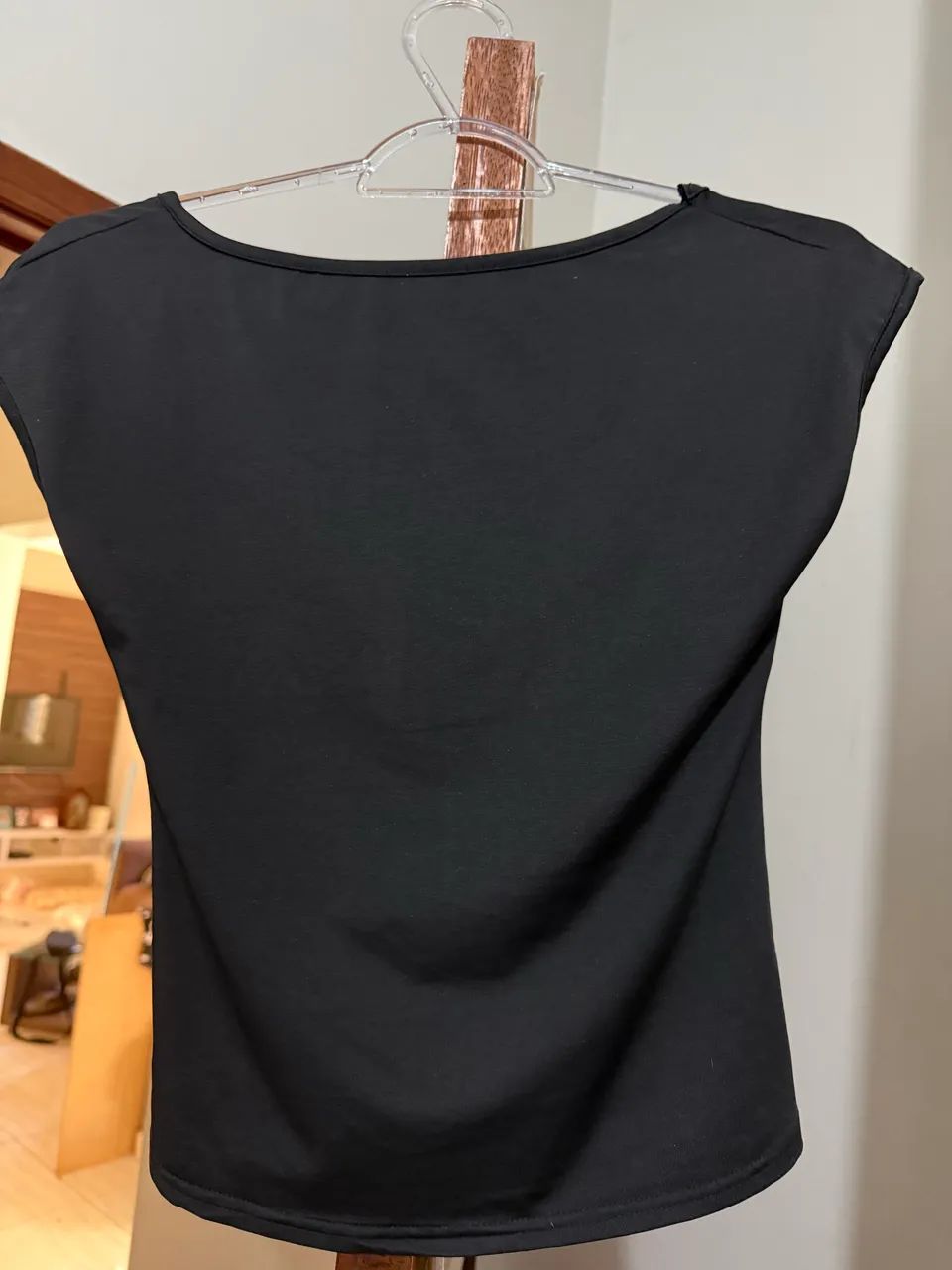 Blusa Preta com Decote nas Costas  - Foto 2