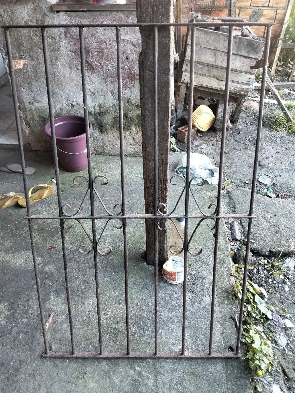 Vendo uma grade de janela tamanho 75 X 1.14  tel *