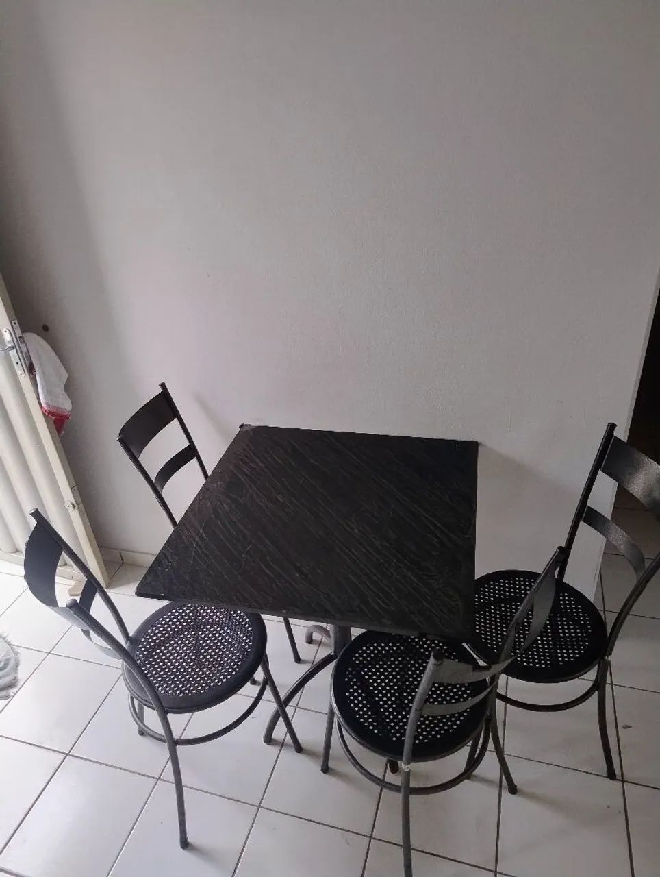 Vendo mesa com tampão de pedra removível + 4 cadeiras 