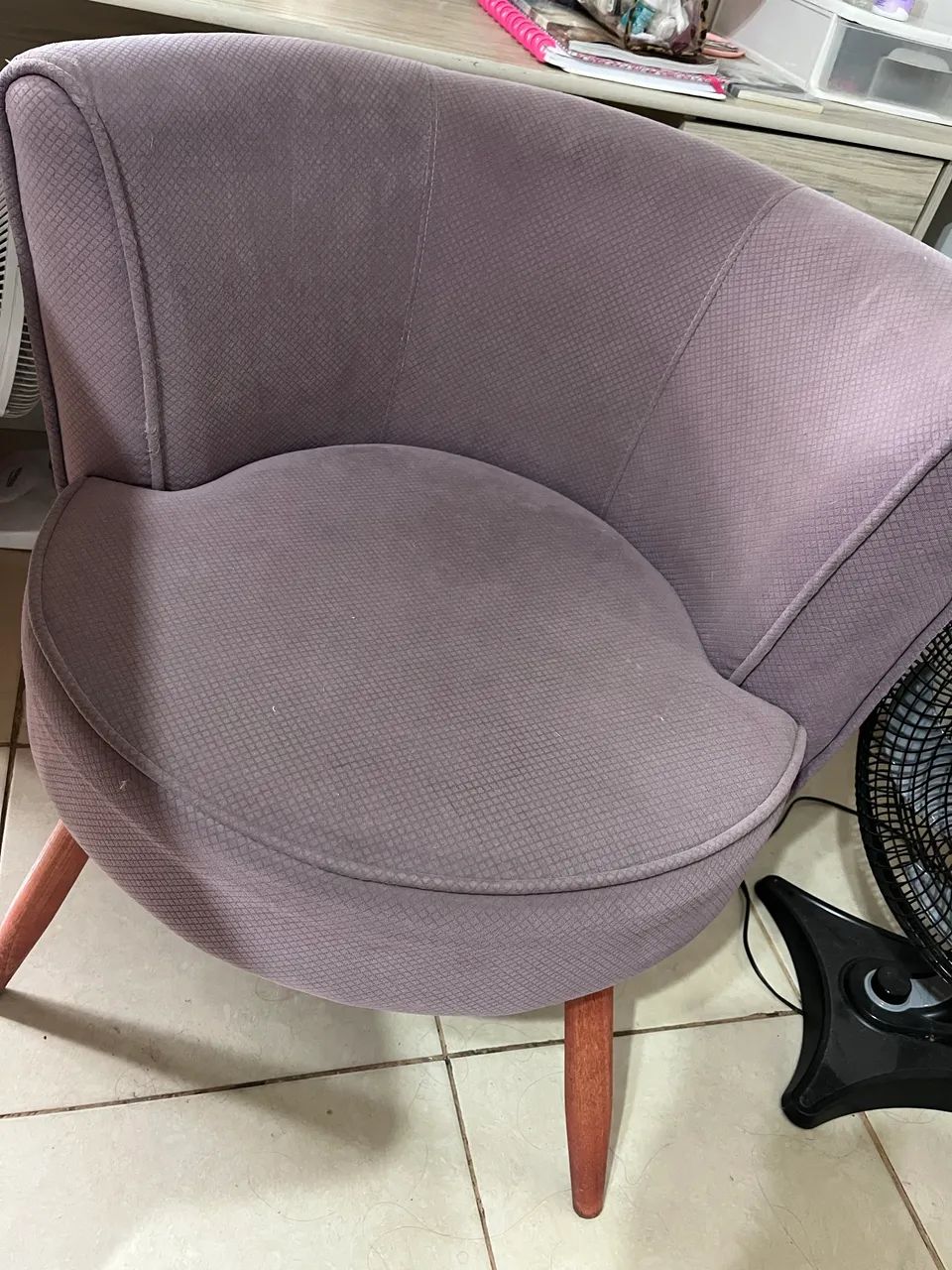 Poltrona pés de madeira , tecido roxo (desbotado)  - Foto 2