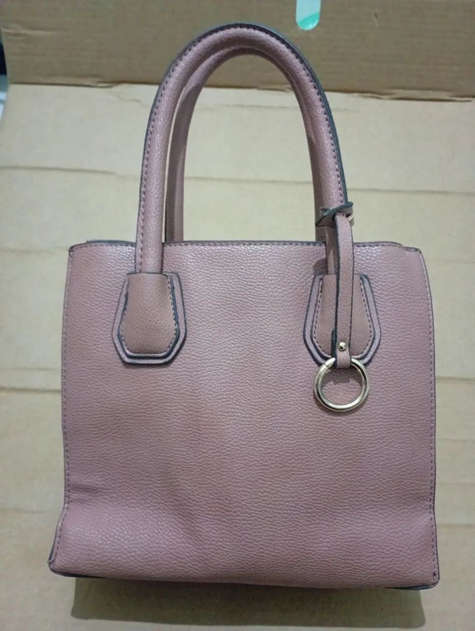 Bolsa de mão de couro com divisórias 