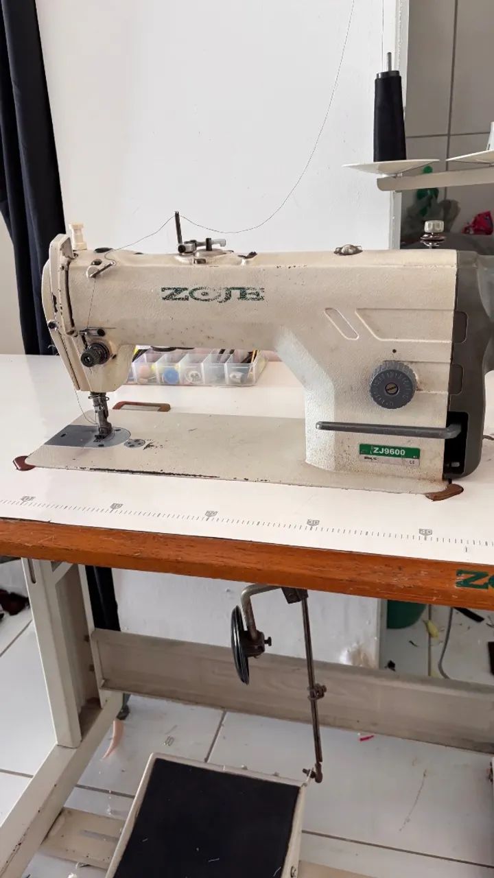 Máquina de costura reta