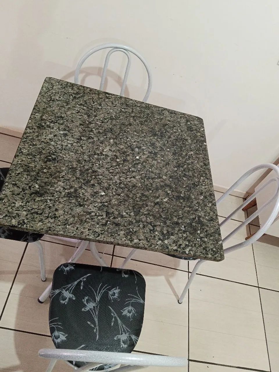 Mesa com 4 cadeiras 