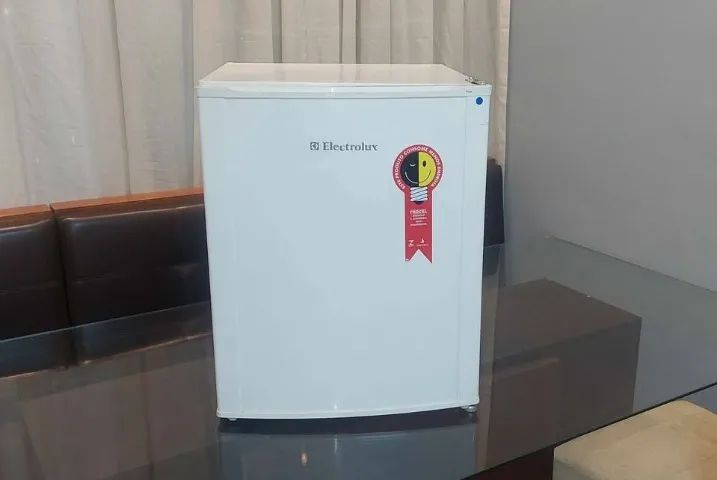Frigobar branco 110V adquirido de escritorio funcionando perfeitamente - Foto 3