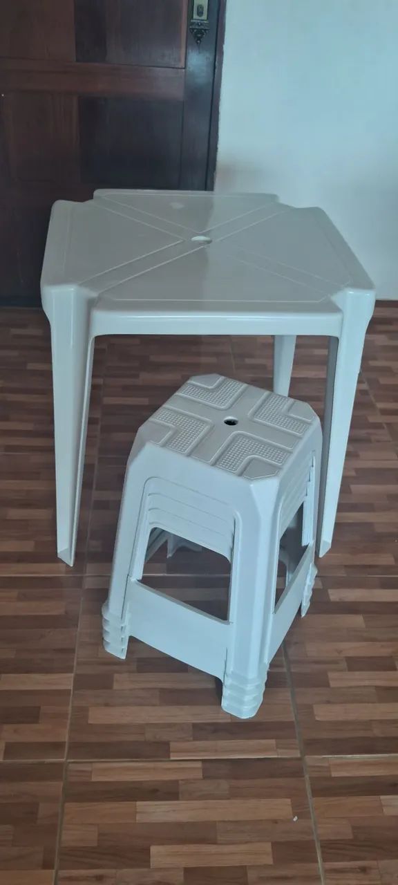Mesa plástica e bancos