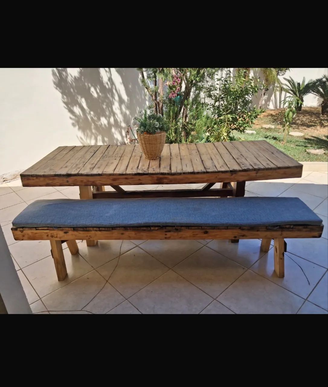 Mesa madeira com dois bancos 