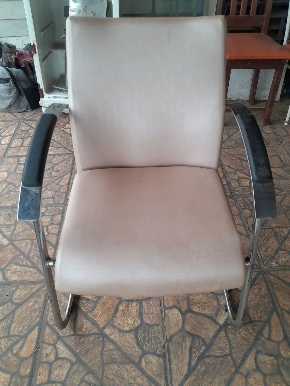Vende se poltrona a plaxmetal suprema boa pra uso 