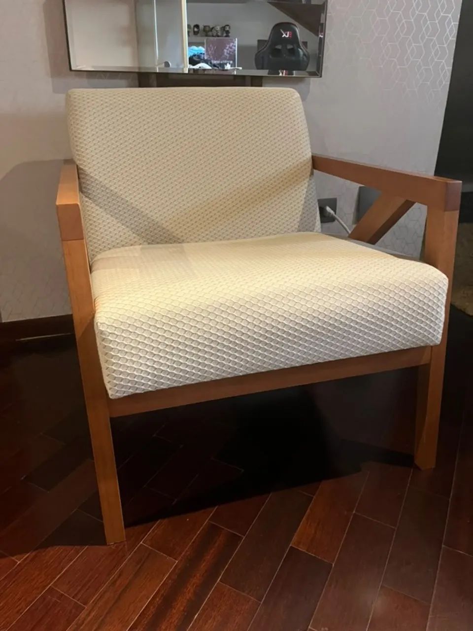  POLTRONA COM ESTRUTURA DE MADEIRA E ESTOFADO CLARO - Foto 2