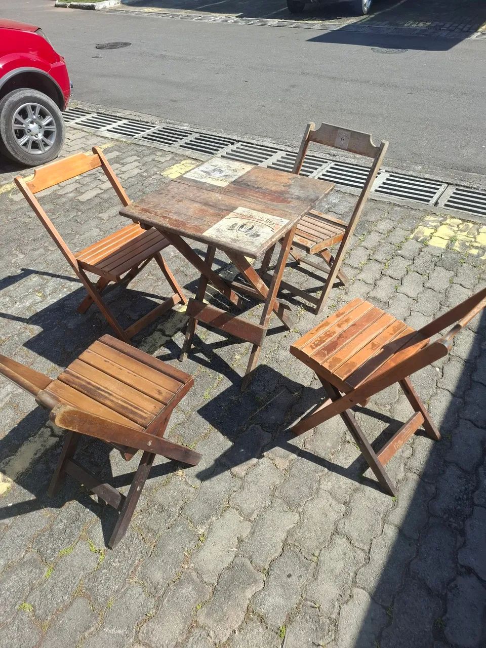 Jogo de Mesa e Cadeiras de Madeira excelente  - Foto 2