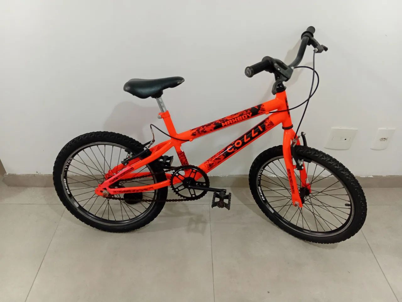 Bicicleta infantil laranja florescente 