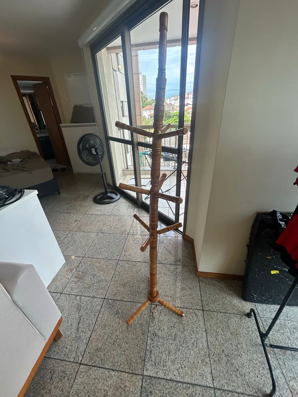 Cabideiro de Chão em Madeira - Grande e Resistente - Foto 4