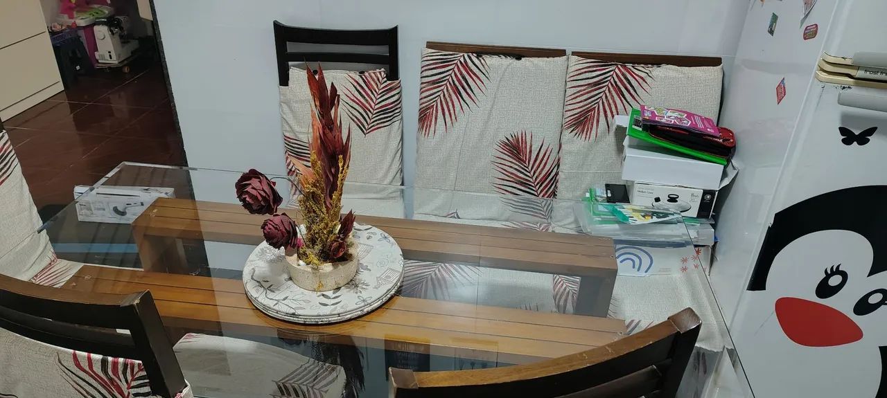 Anúncio de uma mesa com 6 cadeiras tampo de vidro e pés de madeira  - Foto 5