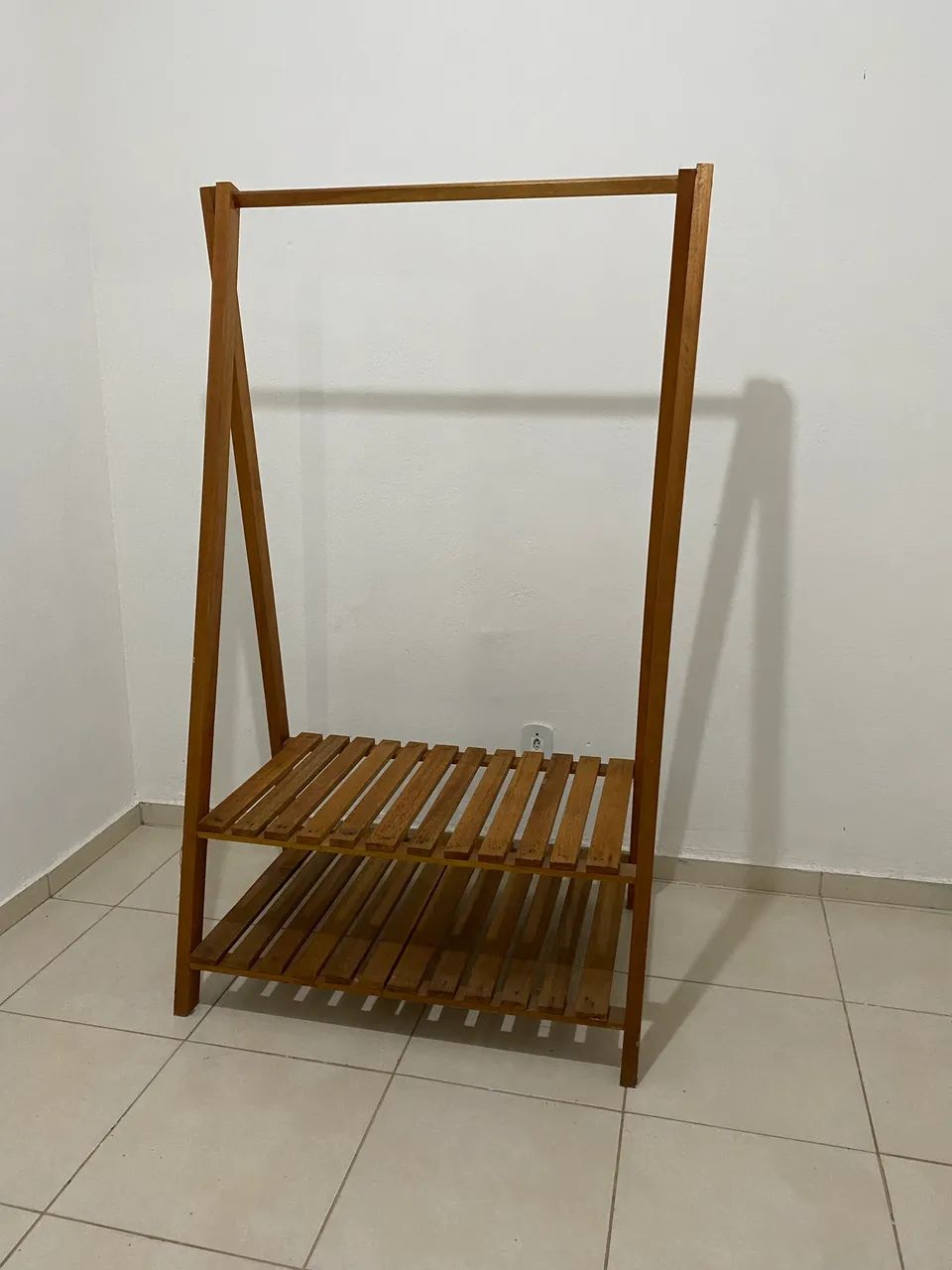 Arara de roupas de madeira - Foto 3