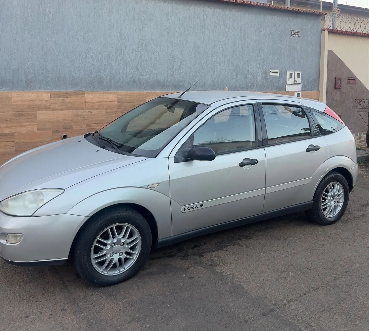 Ford Focus 1.8 16V 5P 2001