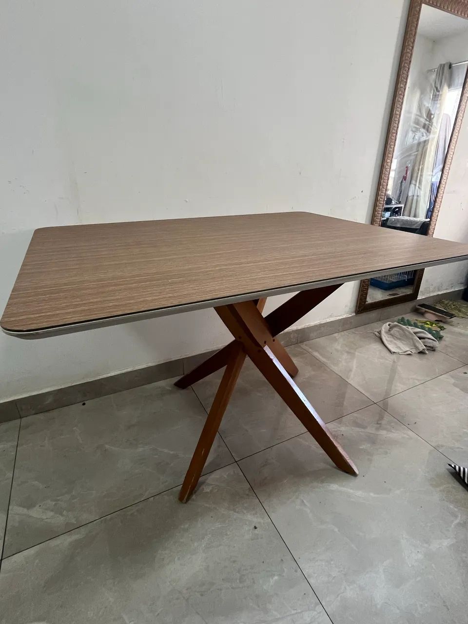 Mesa de vidro com até 6 lugares
