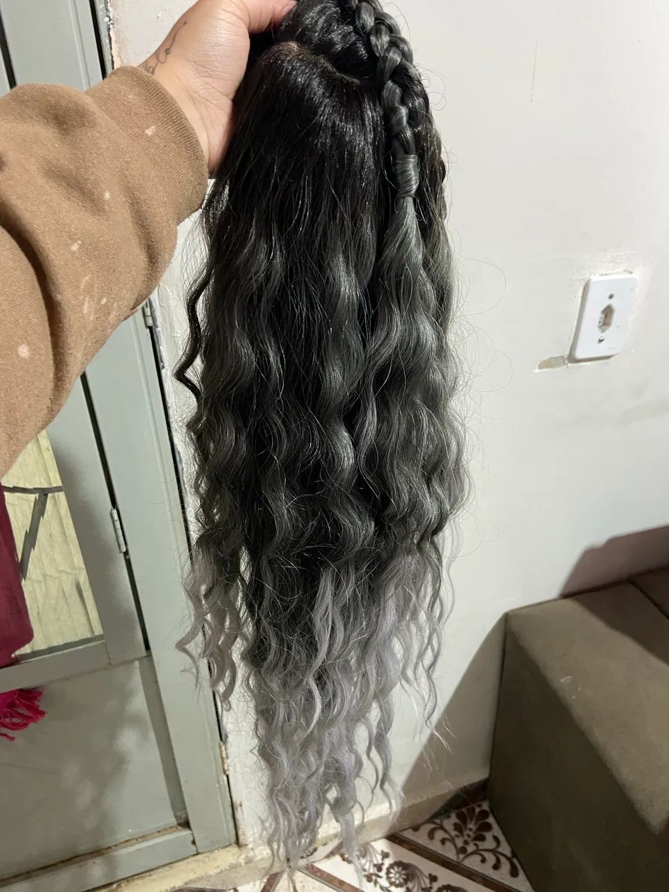 Lace Front Ondulada Preta com Cinza - Fibra Premium