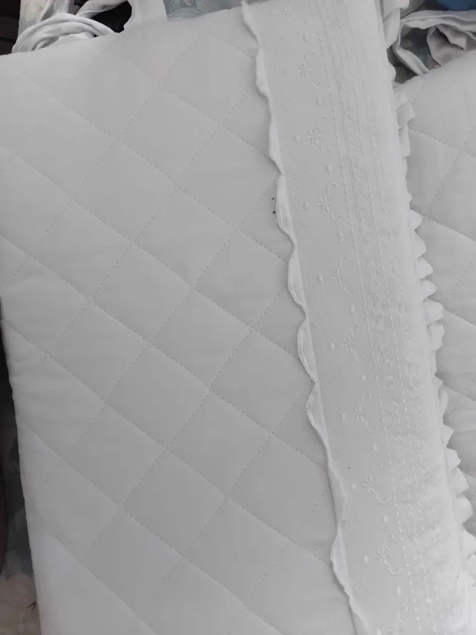 KIT BERÇO AMERICANO BORDADO COM TRÊS LATERAIS E EDREDON ACOCHEADO E BORDADO. - Foto 2