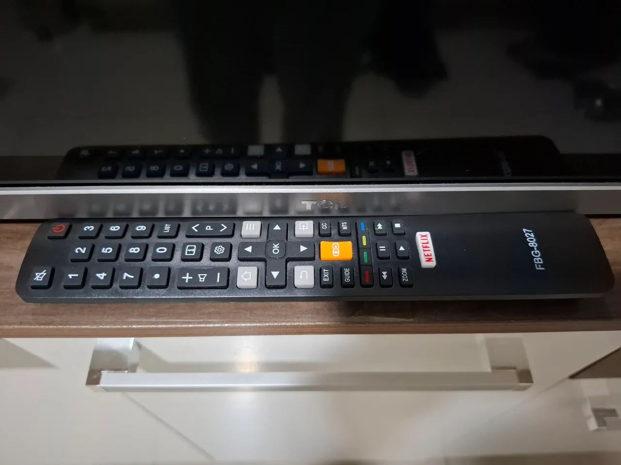 TV TCL 43 polegadas com detalhe