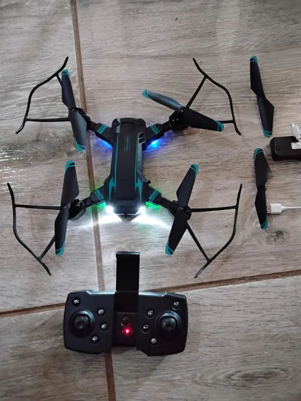Drone G6 2 baterias e 2 hélices extras, NÃO TEM CÂMERA. 