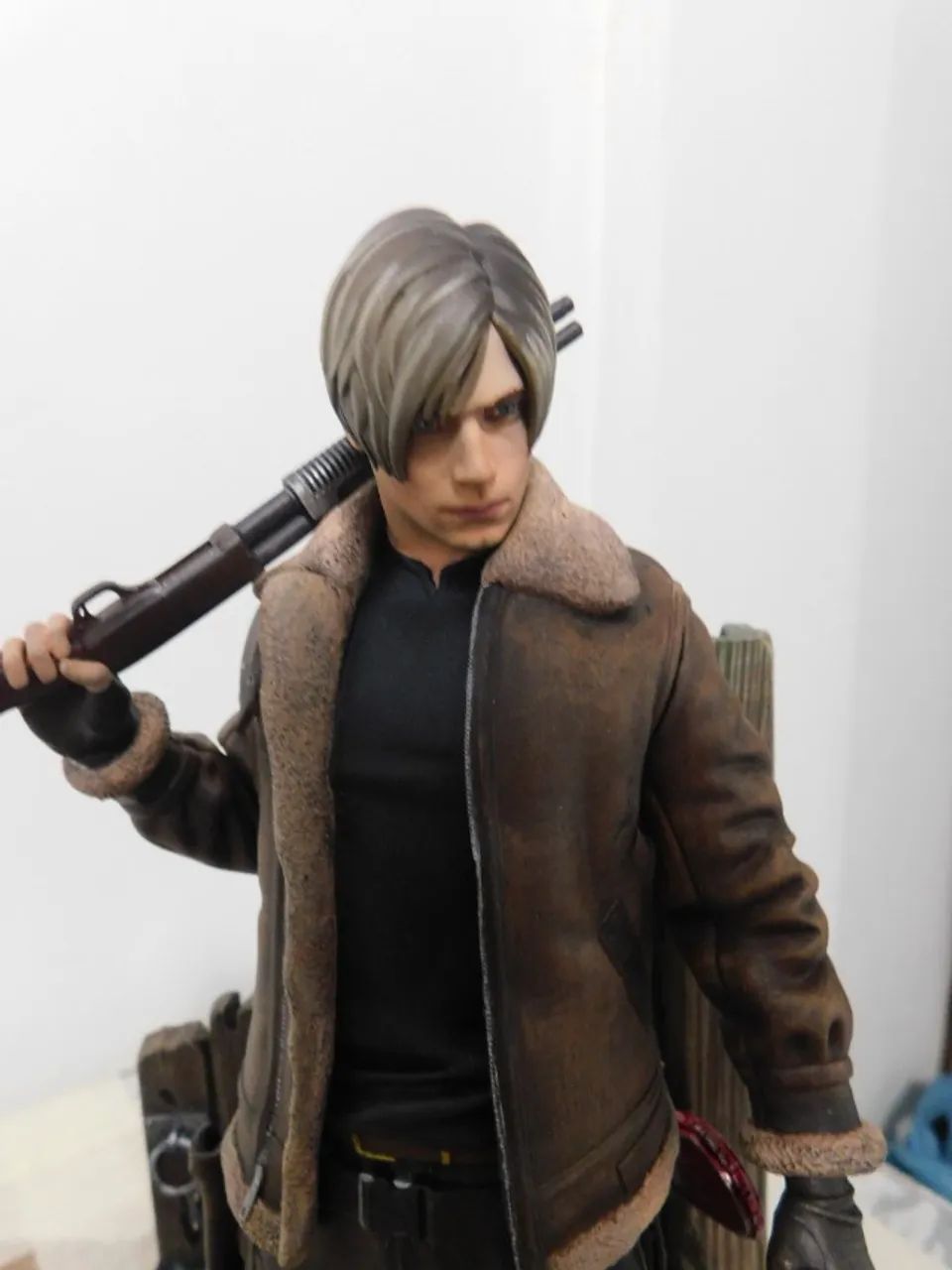 Action Figure Leon Kennedy Resident Evil  - Foto 4