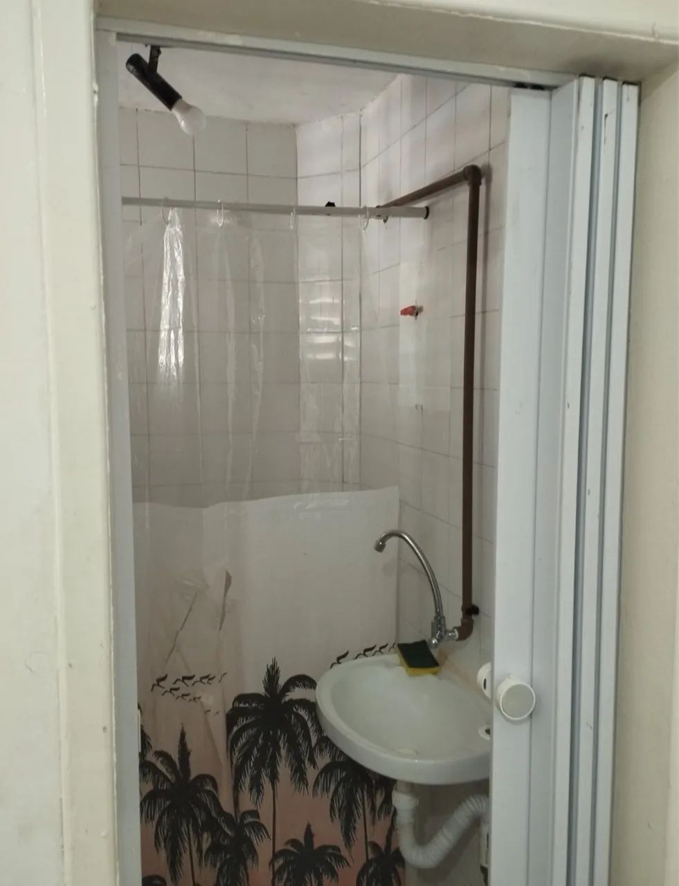 Aluga-se quarto mobiliado para mulheres - Foto 2