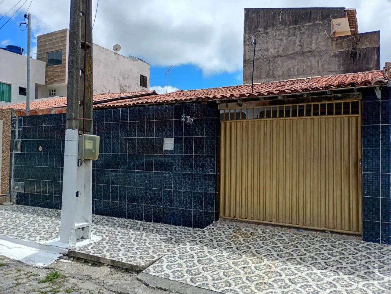 CASA EM RUA PÚBLICA NA FAROLÂNDIA-4