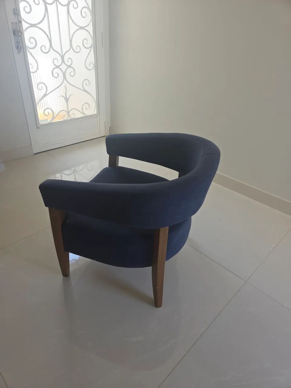 Poltrona com pes de madeira - Foto 2