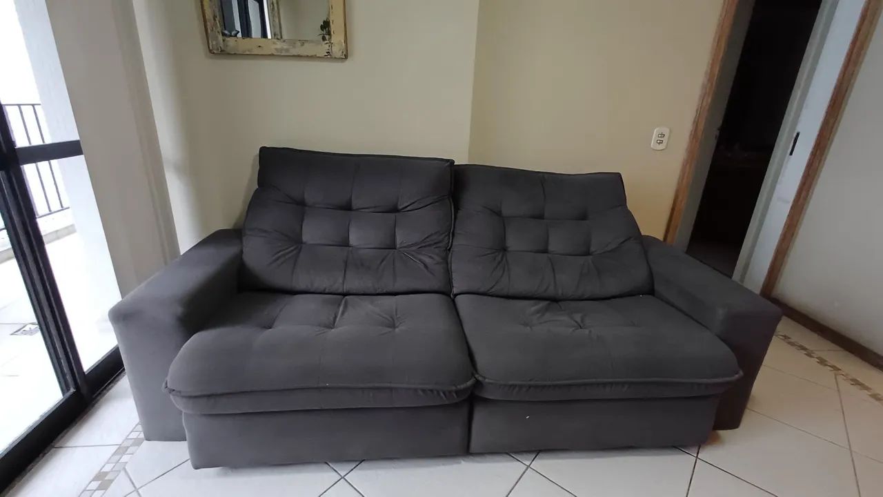 Sofá retrátil suede cinza - Foto 3