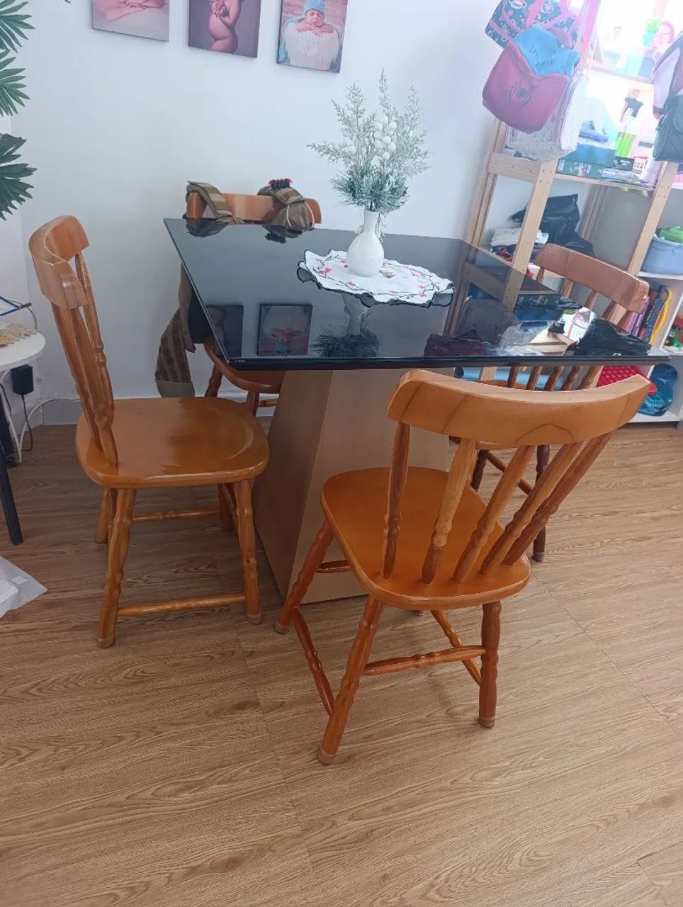 Mesa com 4 cadeiras de madeira. - Foto 2