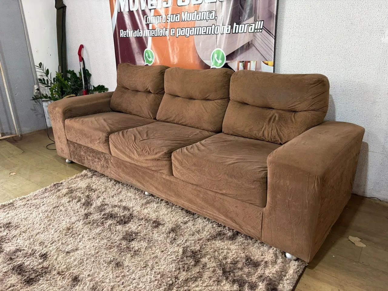Sofá 3 lugares grande bem conservado e madeiramento reforçado ((ENTREGO GRATIS)) - Foto 2