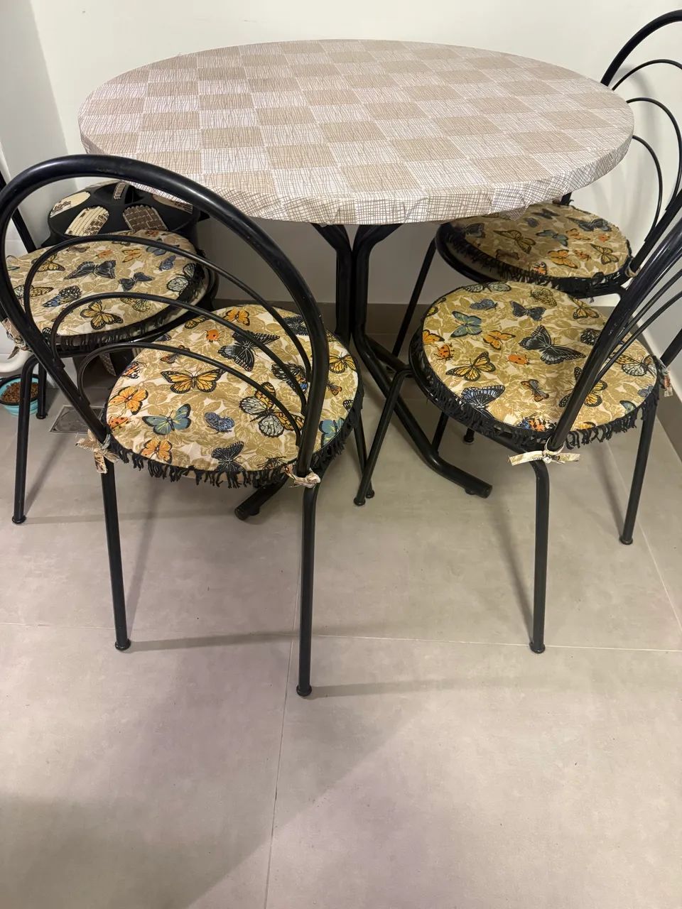 Mesa redonda com quatro cadeiras 